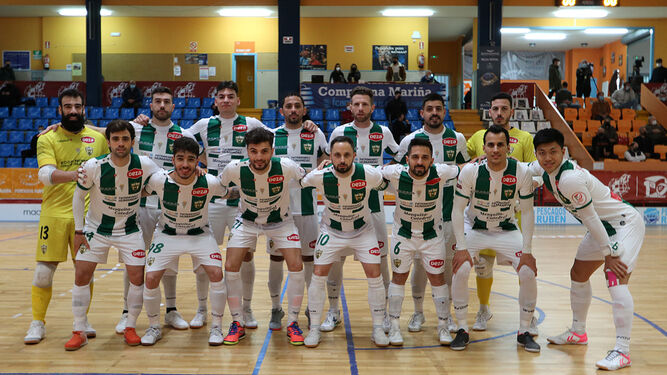 Los jugadores del Córdoba Futsal forman antes del partido en Burela.