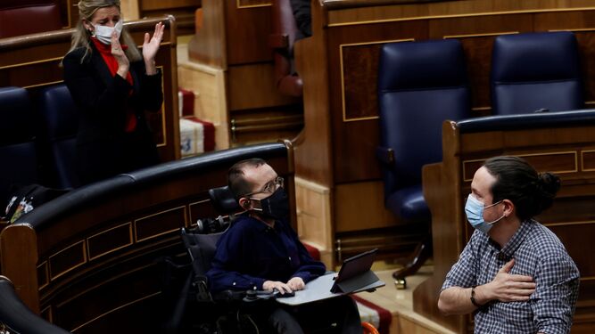 Yolanda Díaz y Pablo Iglesias se saludan en el Congreso.
