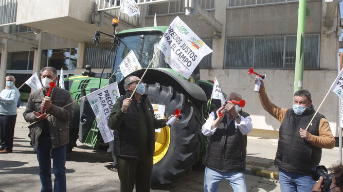 Manifestantes del sector agrario cordobés frente a la Subdelegación del Gobierno.