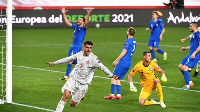 Morata celebra el único tanto de España ante Grecia en el encuentro de clasificación para el mundial 2022 en el Nuevo Los Cármenes.
