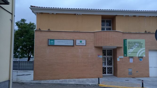 Entrada principal al colegio José María Pemán de Puente Genil.