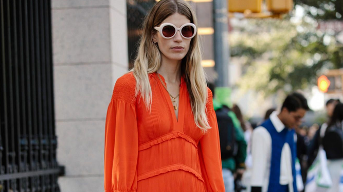 El vestido naranja de punto de Zara que las parisinas con más estilo combinan con una chaqueta vaquera esta primavera.