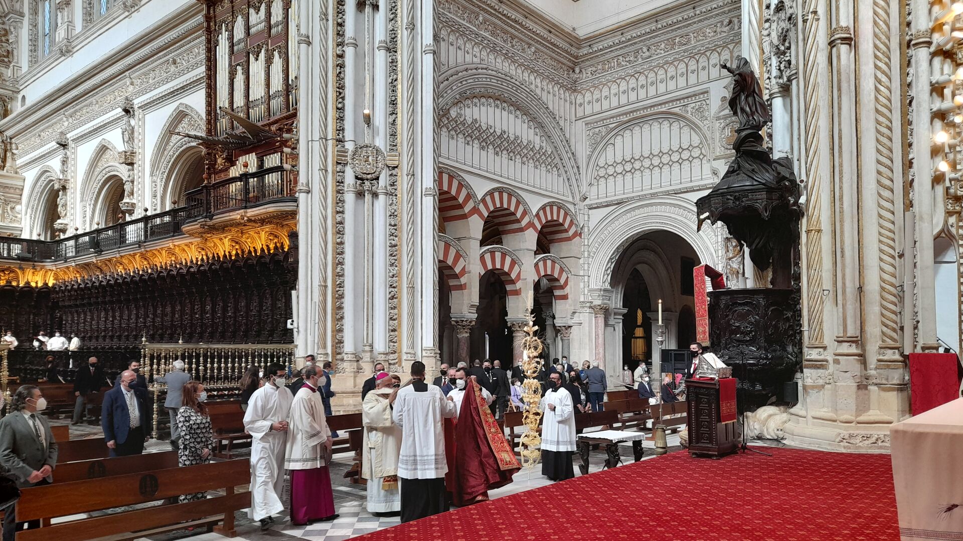 La misa de la bendici&oacute;n de las palmas en la Mezquita-Catedral de C&oacute;rdoba, en fotograf&iacute;as