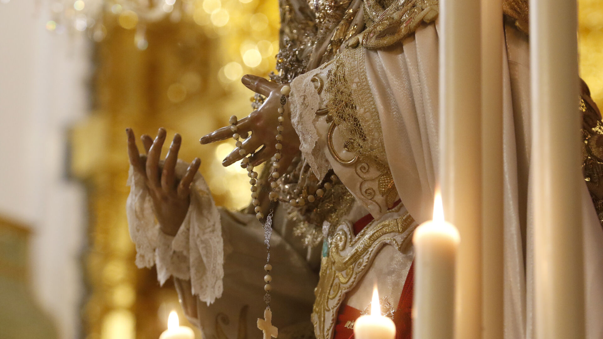 Detalle de las manos de la Virgen de la Merced.
