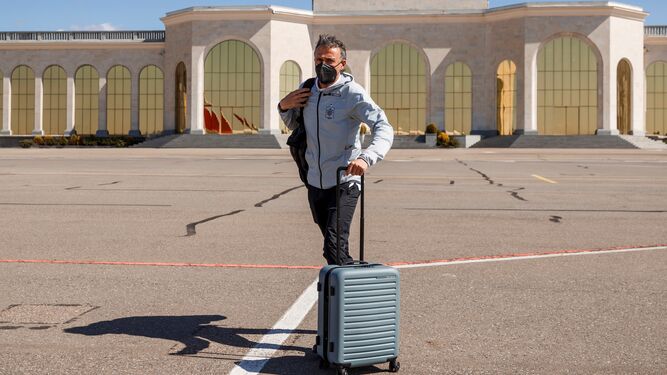 Luis Enrique, en el aeropuerto de Tiflis antes de volar hacia Sevilla.