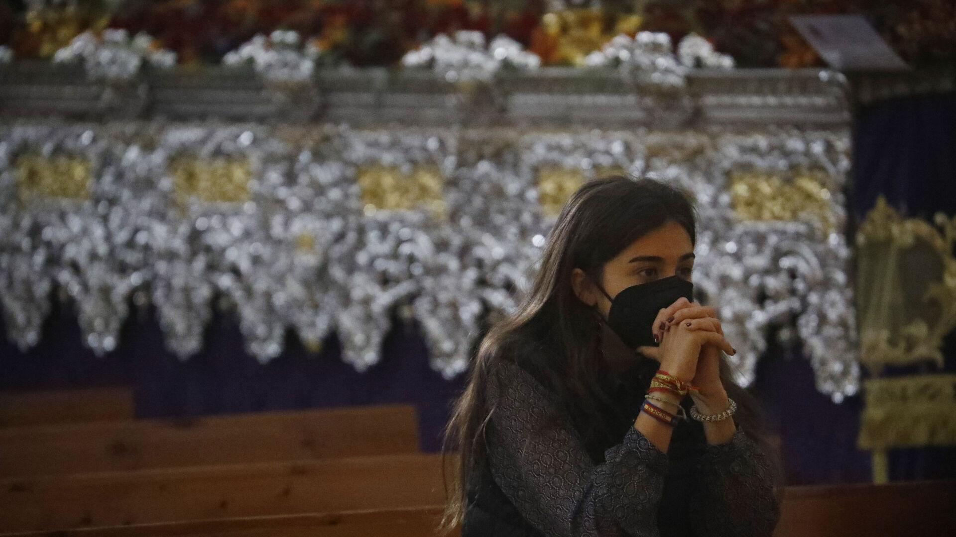 Una joven reza ante el Cristo de la Salud.