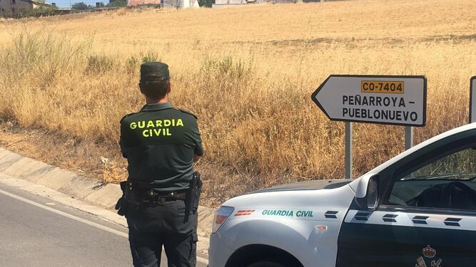 Agente Guardia Civil frente a Peñarroya-Pueblonuevo.