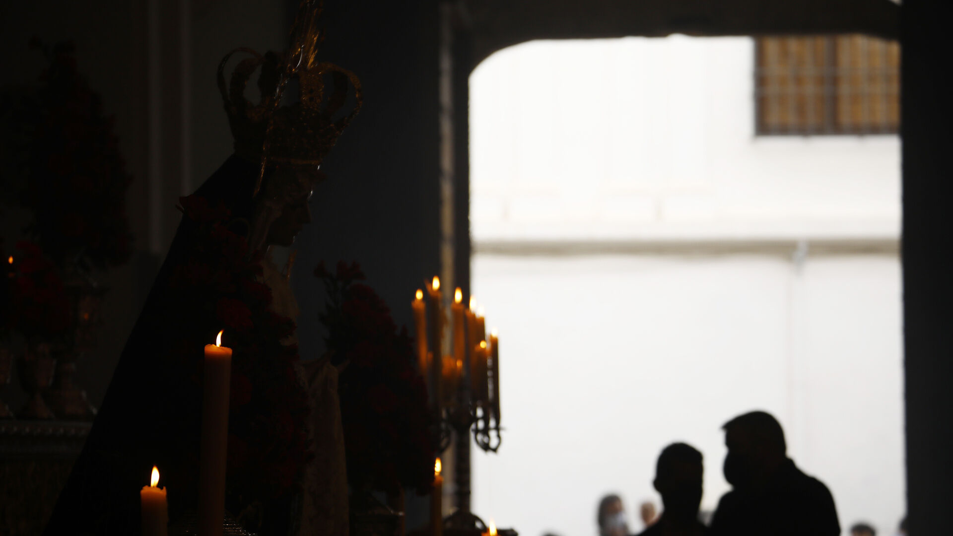 La Virgen de la Caridad, entre los contrastes de luz de San Andr&eacute;s.