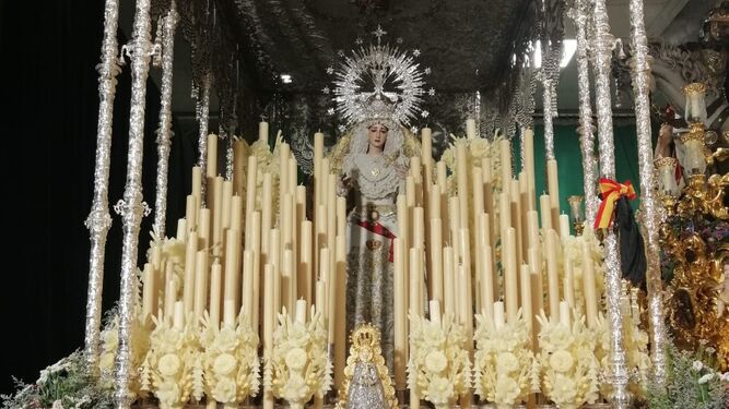 La Virgen de la Paz entronizada en su paso procesional en la nave de salida de la hermandad.