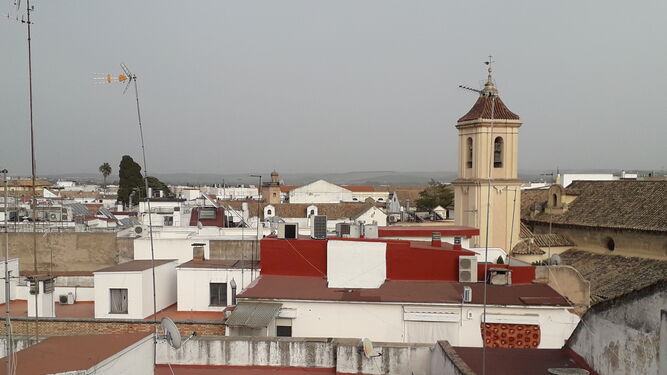Cielo turbio en Córdoba capital por la nube de polvo en suspensión.