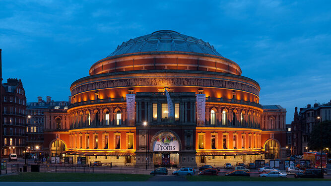 Panorámica del exterior del mítico 'Royal Albert Hall', iluminado por la noche.