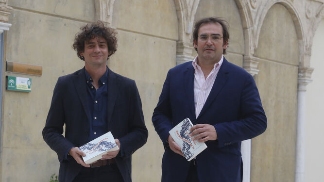Juan Antonio Bernier y Juan Carlos Reche, antes de la presentación de la antología en Córdoba.