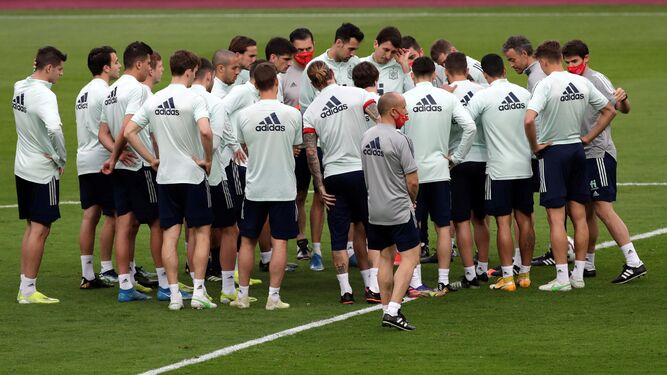 Los futbolistas de España, antes de comenzar el último entrenamiento.