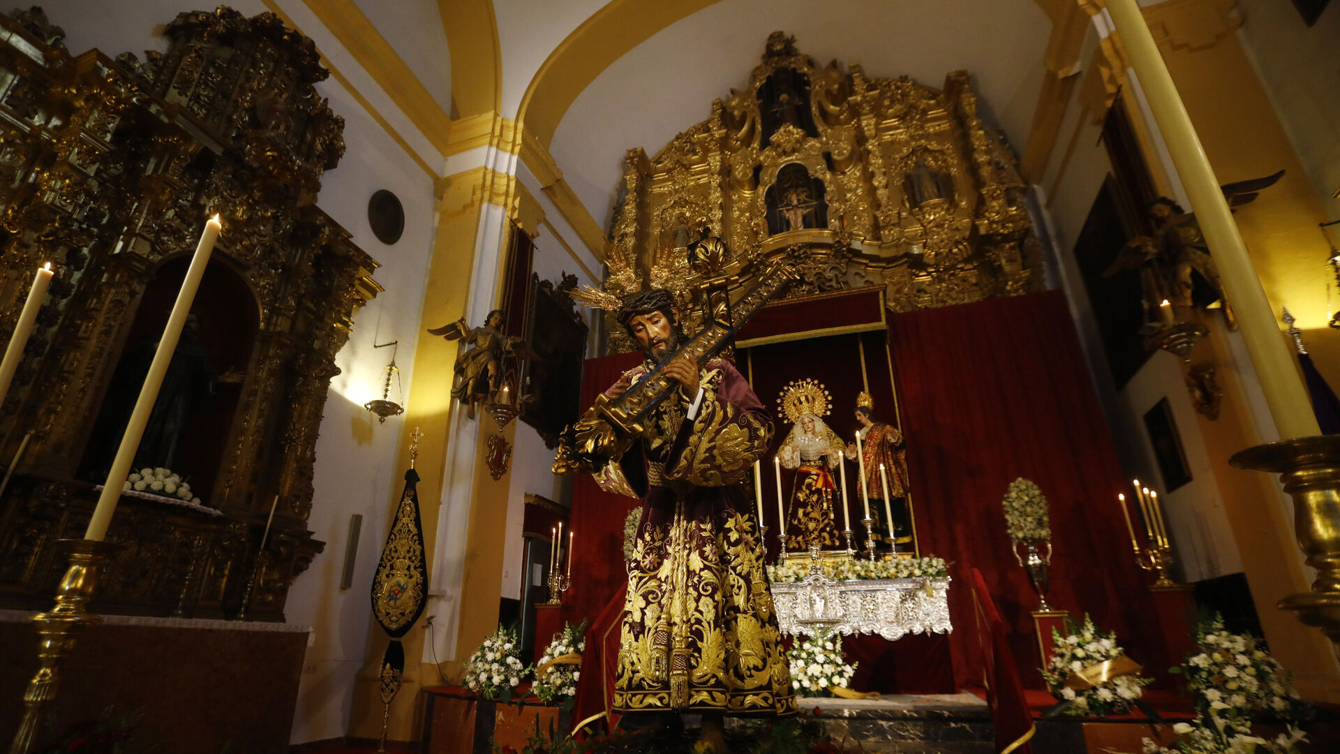 El Se&ntilde;or de la Pasi&oacute;n y la Virgen del Amor, en su templo.