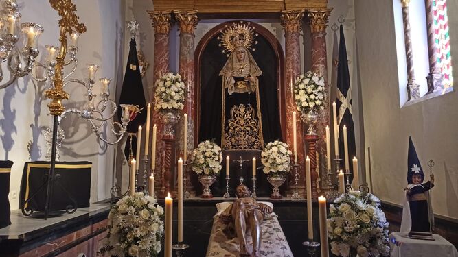 Virgen de la Soledad y Cristo Yacente, en la iglesia de Santiago Apóstol de Lucena.