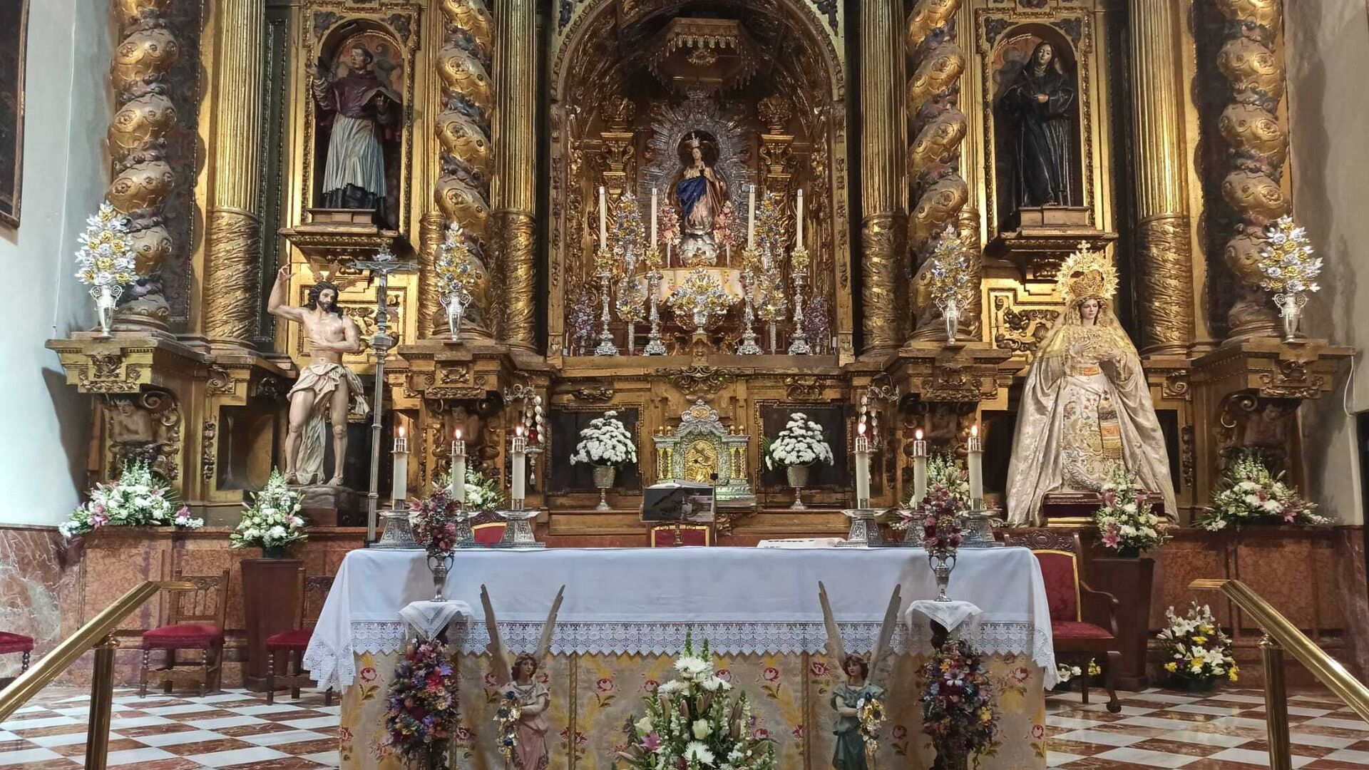 Nuestro Padre Jes&uacute;s Resucitado y la Virgen de los &Aacute;ngeles, en la iglesia Madre de Dios de Lucena.