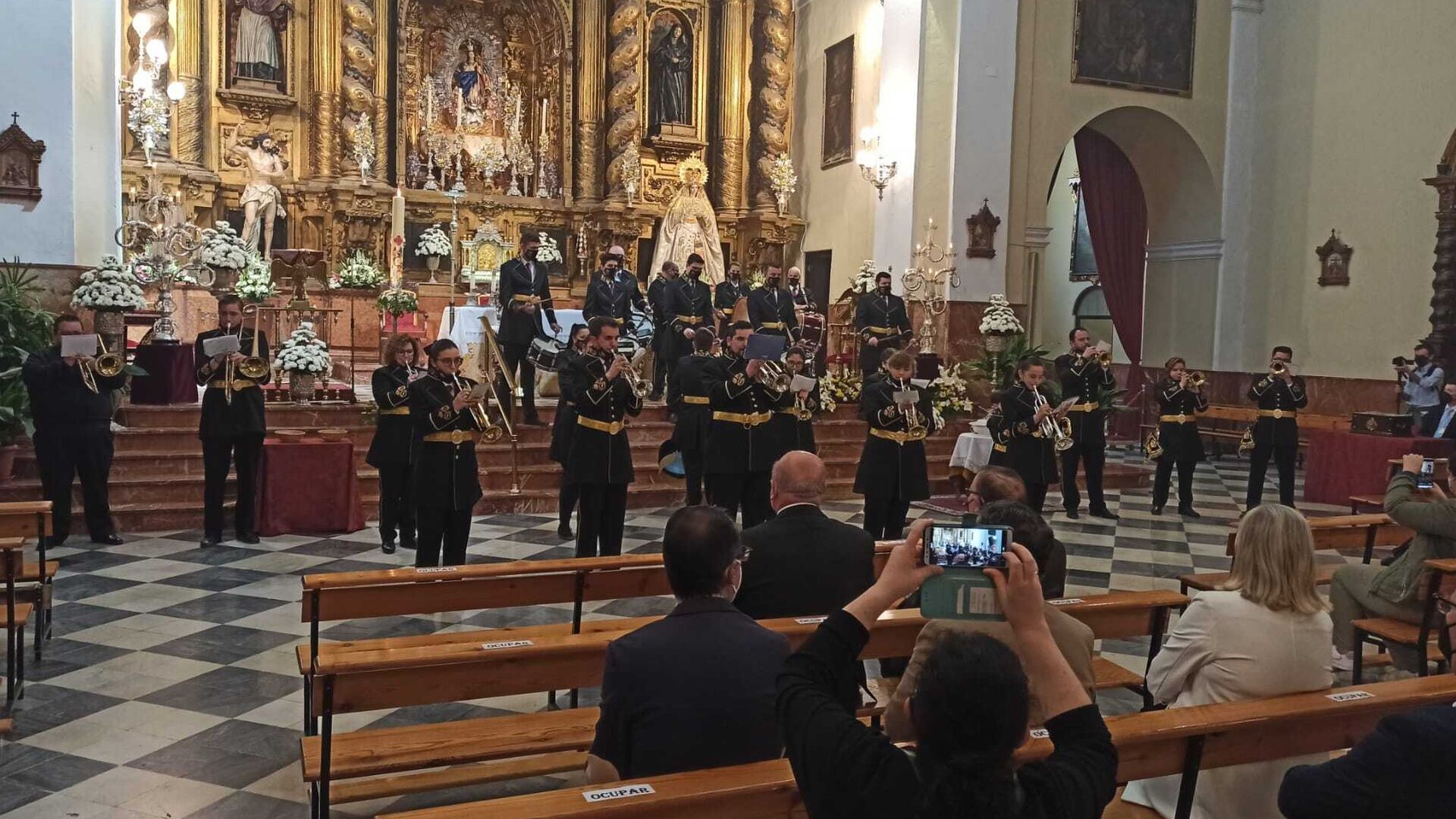 Inicio del concierto de la Agrupaci&oacute;n Musical Cristo de la Humillaci&oacute;n, en la iglesia Madre de Dios de Lucena.