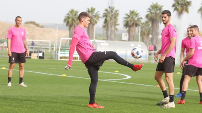 Becerra golpea el balón en un entrenamiento en la Ciudad Deportiva.