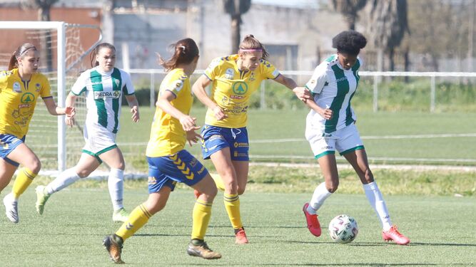 Natalia Mills protege el balón en uno de sus primeros partidos con el Córdoba Femenino.