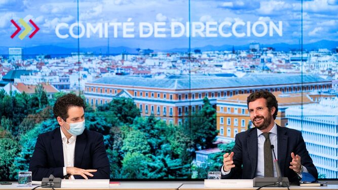 El secretario general del PP, Teodoro García Eegea, y el líder del partido, Pablo Casado, durante la reunión de la dirección nacional en Génova este lunes pasado.