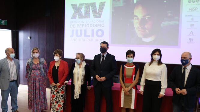Familiares de Ana Alba, a la izquierda, y Ángeles Espinosa, la tercera por la derecha, en la entrega del premio.