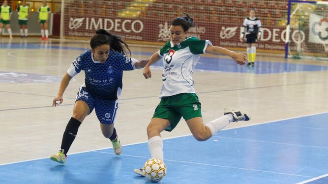 Celi Calderón dispara a portería, presionada por una jugadora del Futsal Alcantarilla.
