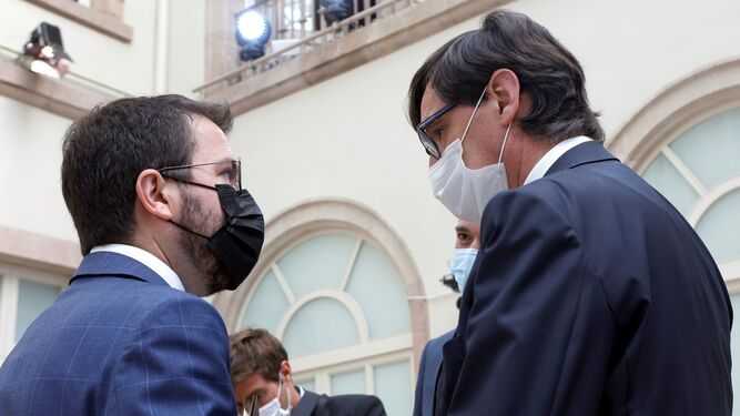 El candidato de ERC a la presidencia de la Generalitat, Pere Aragonès, conversa con el líder del PSC, Salvador Illa, durante un receso de la segunda sesión del debate de su investidura este miércoles en el Parlamento catalán.