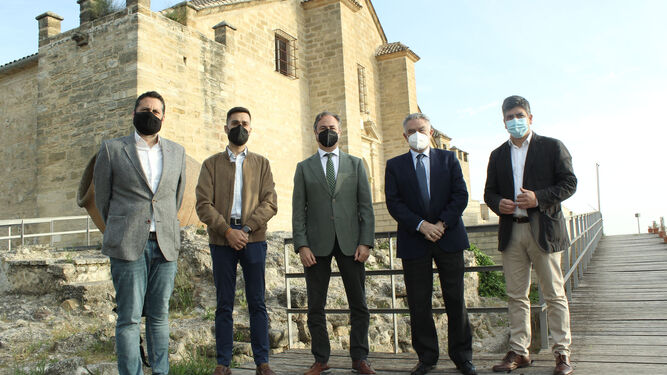 Dirigentes institucionales en la visita al Castillo de Montilla.