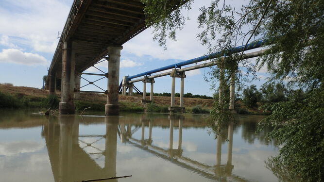 Puente de hierro sobre el río Guadalquivir en Palma del Río.