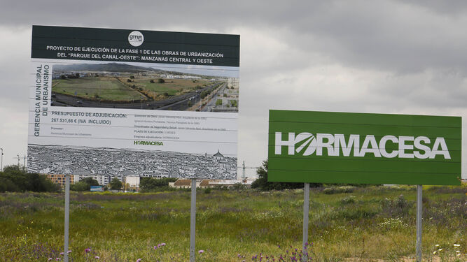 Cartel de Hormacesa, la empresa adjudicataria de las obras, en los terrenos del parque.