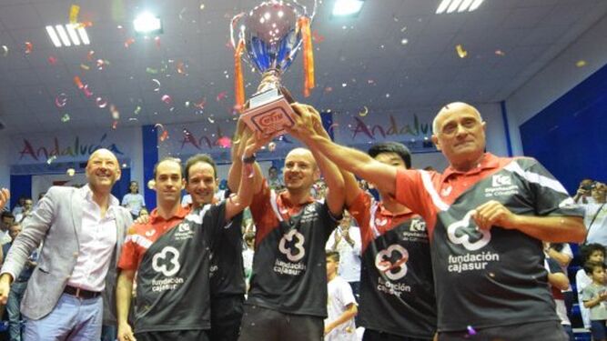 Los jugadores del Cajasur Priego festeja el último titulo liguero.