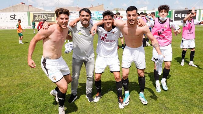 Emilio Fajardo celebra con Brian, David España y Joel la victoria ante el Córdoba B.