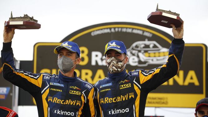 José Antonio 'Cohete' Suárez y Alberto Iglesias celebran su triunfo en el Rallye Sierra Morena.