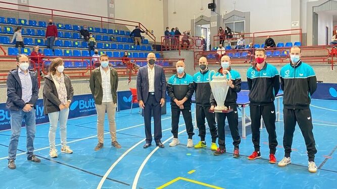 Los jugadores del Cajasur Priego reciben el trofeo de campeones de liga.