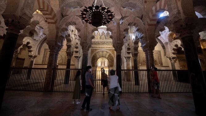Turistas en el interior de la Mezquita-Catedral.