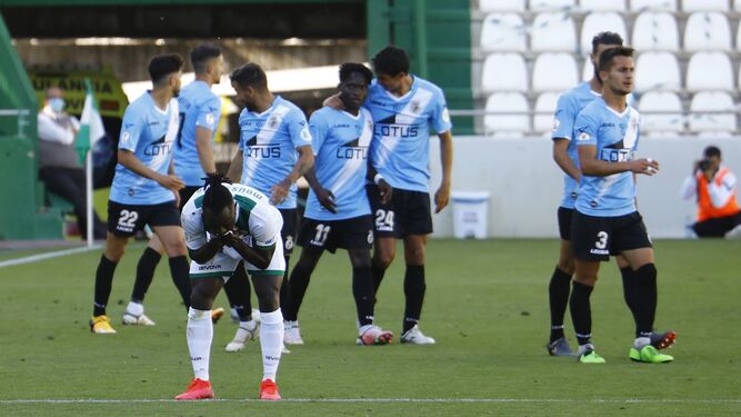Sidibé, desolado mientras los jugadores de la Balona celebran el segundo gol de Koroma.