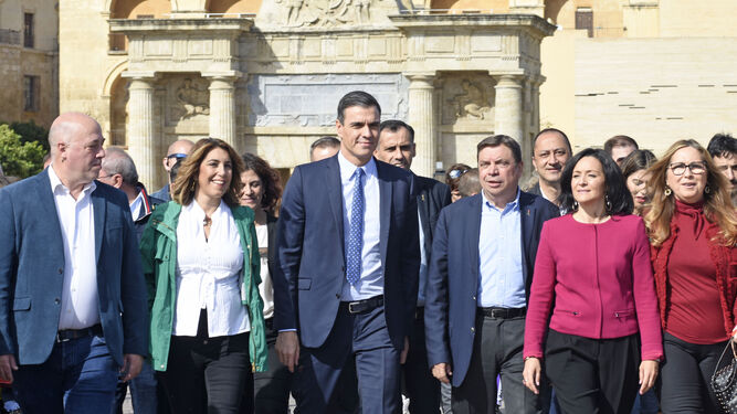 La dirección del PSOE de Córdoba en un acto electoral con Pedro Sánchez.