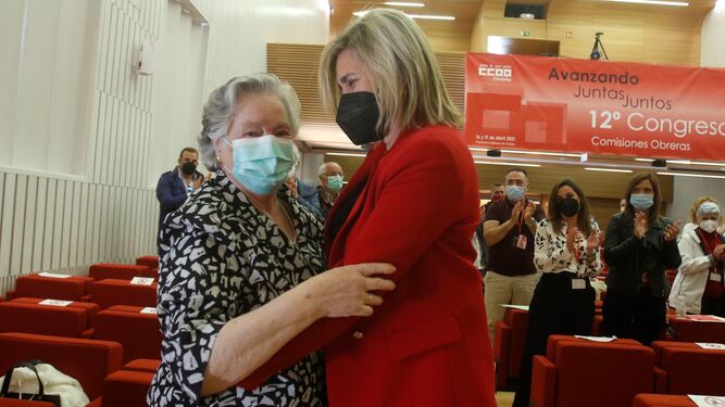 Marina Borrego abraza a su madre tras revalidar su cargo como secretaria general de CCOO Córdoba.