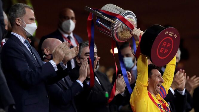 Messi levanta la Copa en presencia del Rey Felipe.