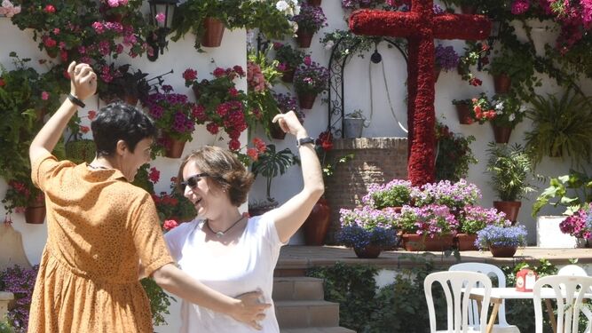 Dos mujeres bailan en la celebración de las Cruces de Mayo en Córdoba.