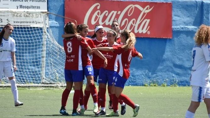 Las jugadoras del Tacuense celebran el gol de Carla ante Loba y Felicité Hamidouche.