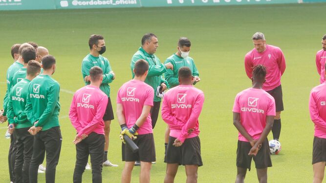 Germán Crespo charla con el grupo al inicio de su primer entrenamiento como técnico del Córdoba CF.