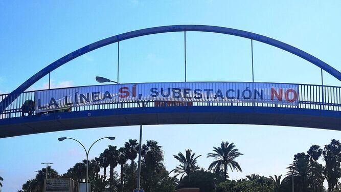 Una pancarta contra la subestación, en el centro de La Línea