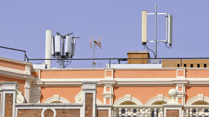 Antenas de telefonía en edificios del casco antiguo de Sevilla.