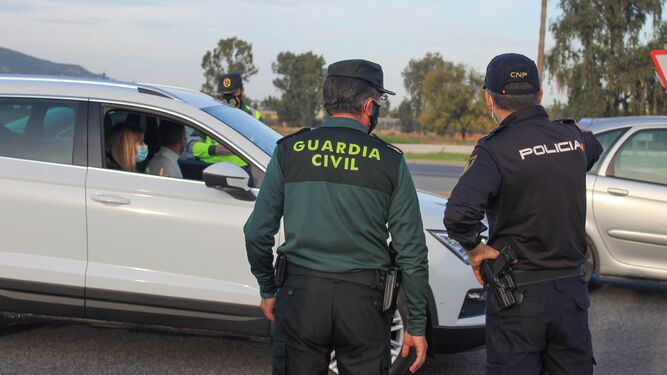 Un control de Policía y Guardia Civil a la salida de Córdoba.