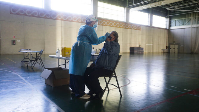 Una enfermera hace una prueba diagnóstica en un centro deportivo.
