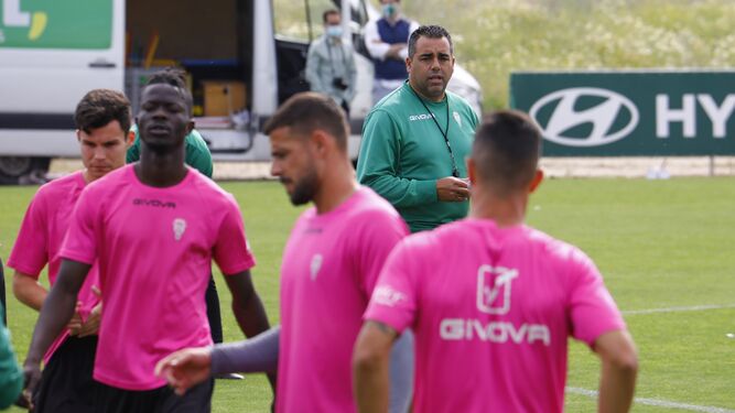 Germán Crespo sigue las evoluciones de sus jugadores durante una sesión en la Ciudad Deportiva.