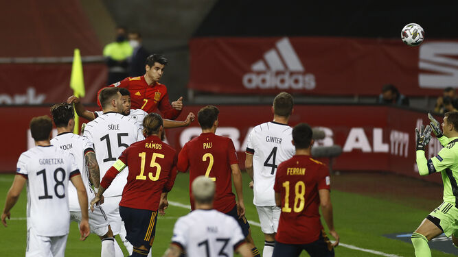 Morata consigue un gol en el último partido contra Kosovo en el Estadio de la Cartuja.