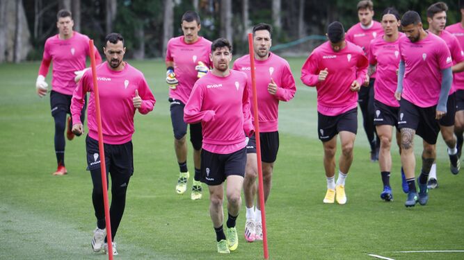 Los jugadores del Córdoba se ejercitan durante un entrenamiento en la Ciudad Deportiva.