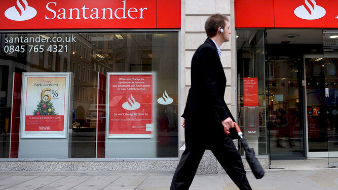 Fotografía de archivo, de una sucursal del Banco Santander  en Londres.